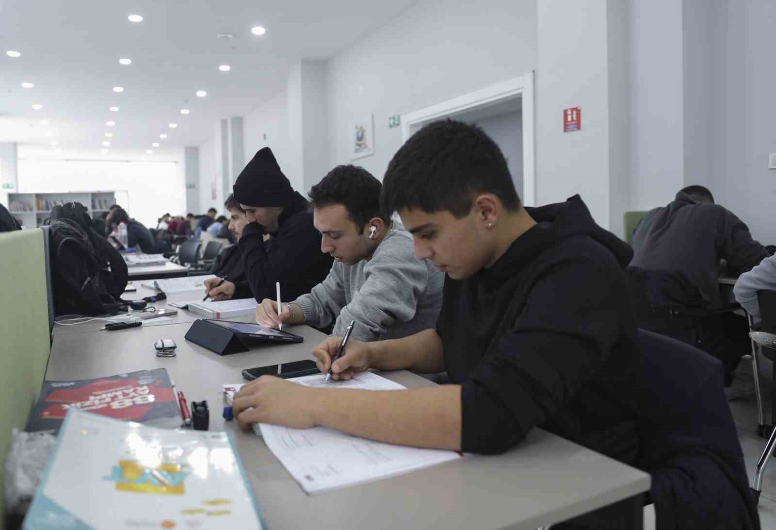 Mersin’de okuma salonları gençlerin ikinci evi oldu
