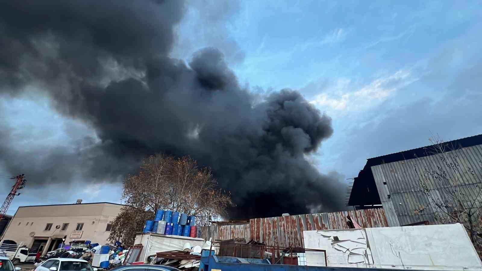 Mersin’de plastik ham madde deposunda yangın: Çok sayıda itfaiye ekibi müdahale ediyor
