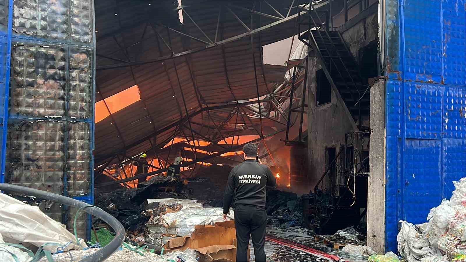 Mersin’de plastik ham madde deposunda yangın: Çok sayıda itfaiye ekibi müdahale ediyor
