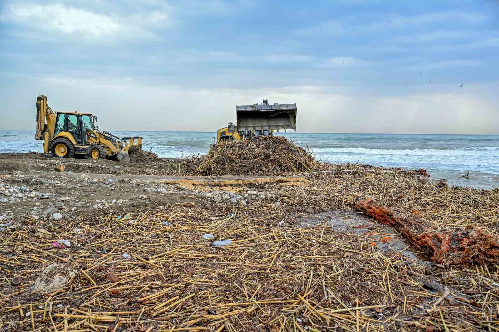 Mersin’de selin izleri sahillerden siliniyor
