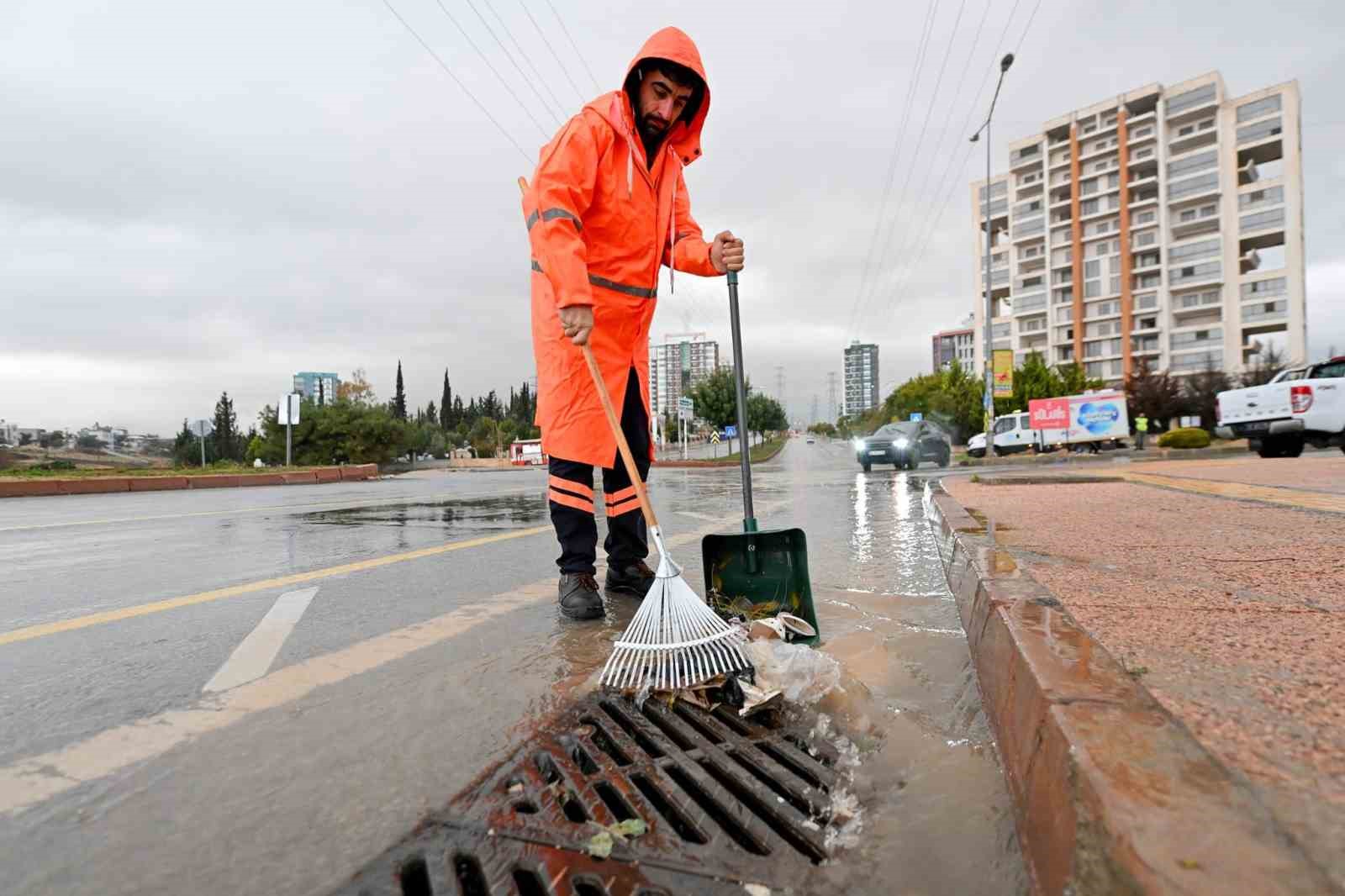 Mersin’de selin izleri silinmeye çalışılıyor
