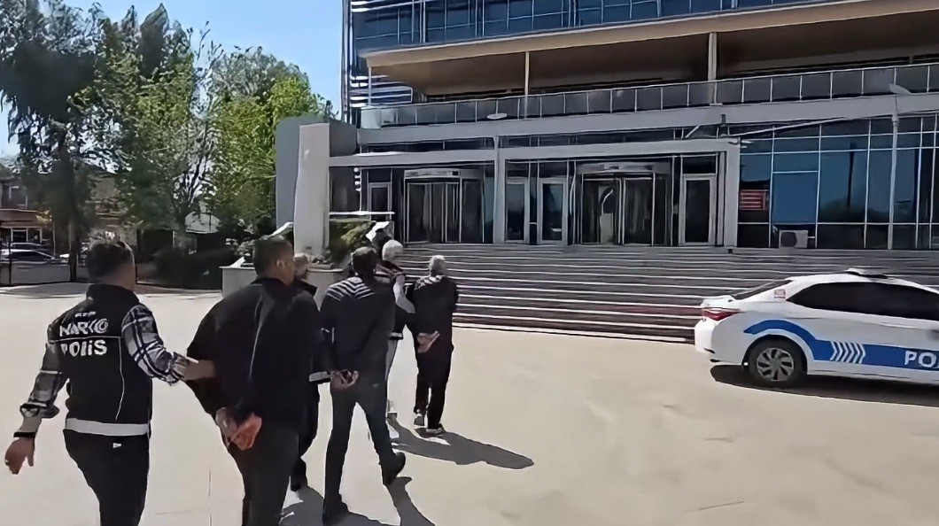 Mersin’de seraya baskın: Binlerce kök Hint keneviri ele geçirildi
