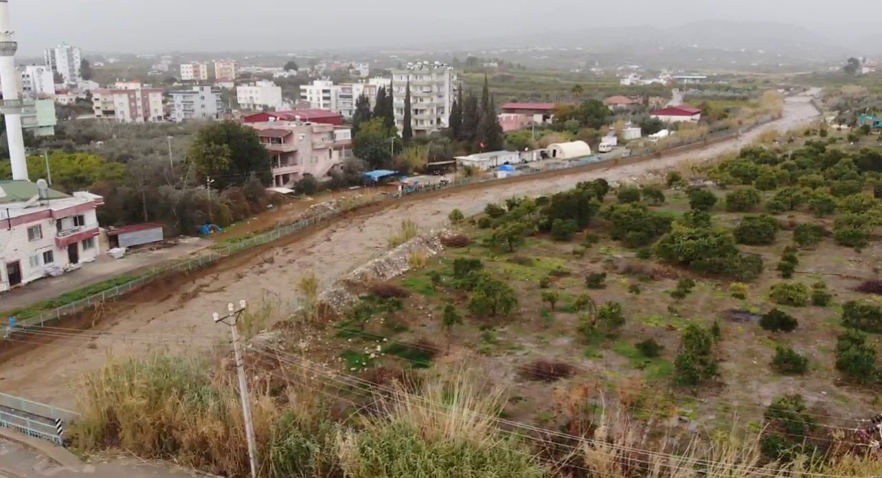 Mersin’de şiddetli yağış sel ve su taşkınlarına neden oldu
