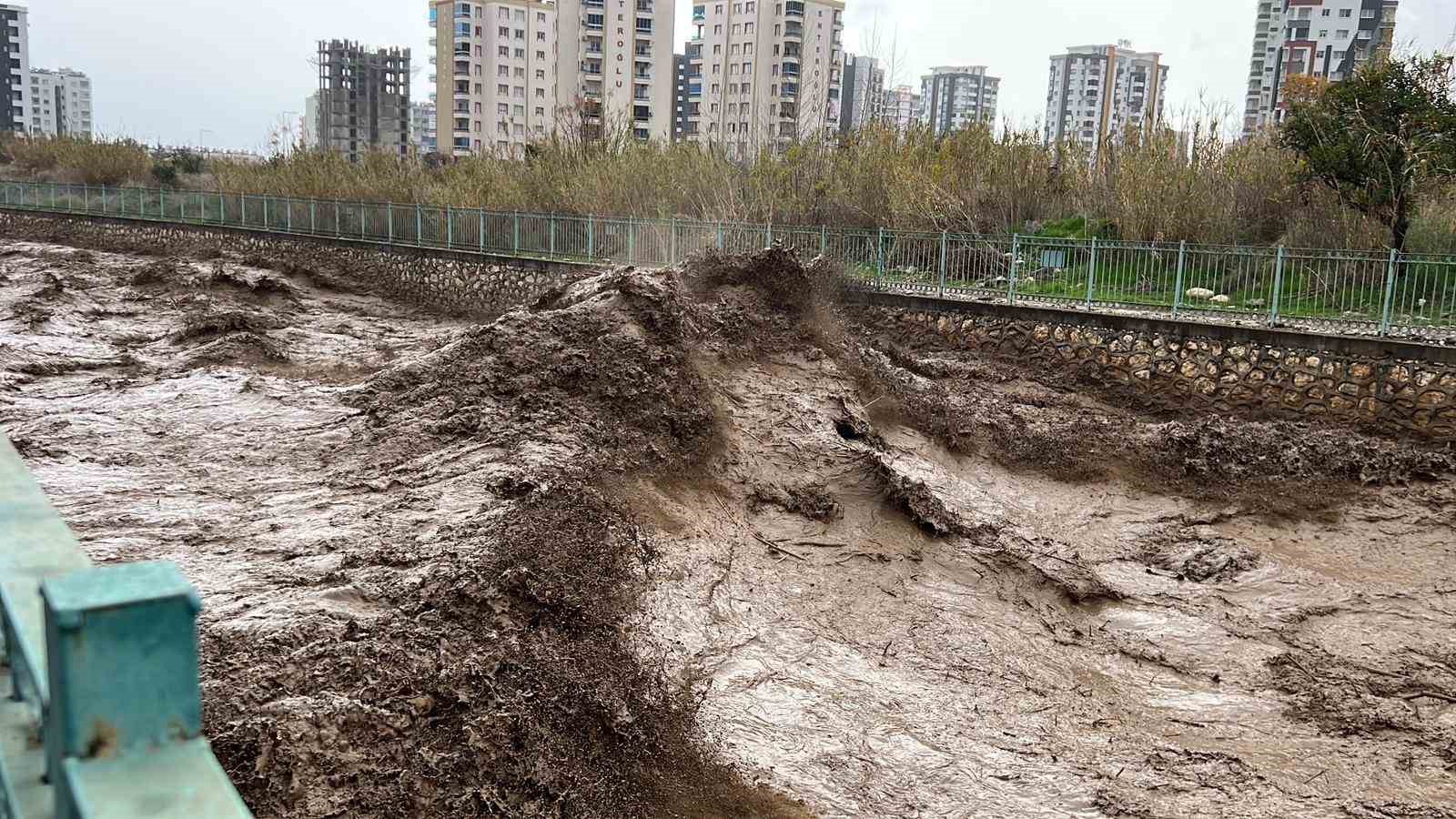 Mersin’de şiddetli yağış sel ve su taşkınlarına neden oldu
