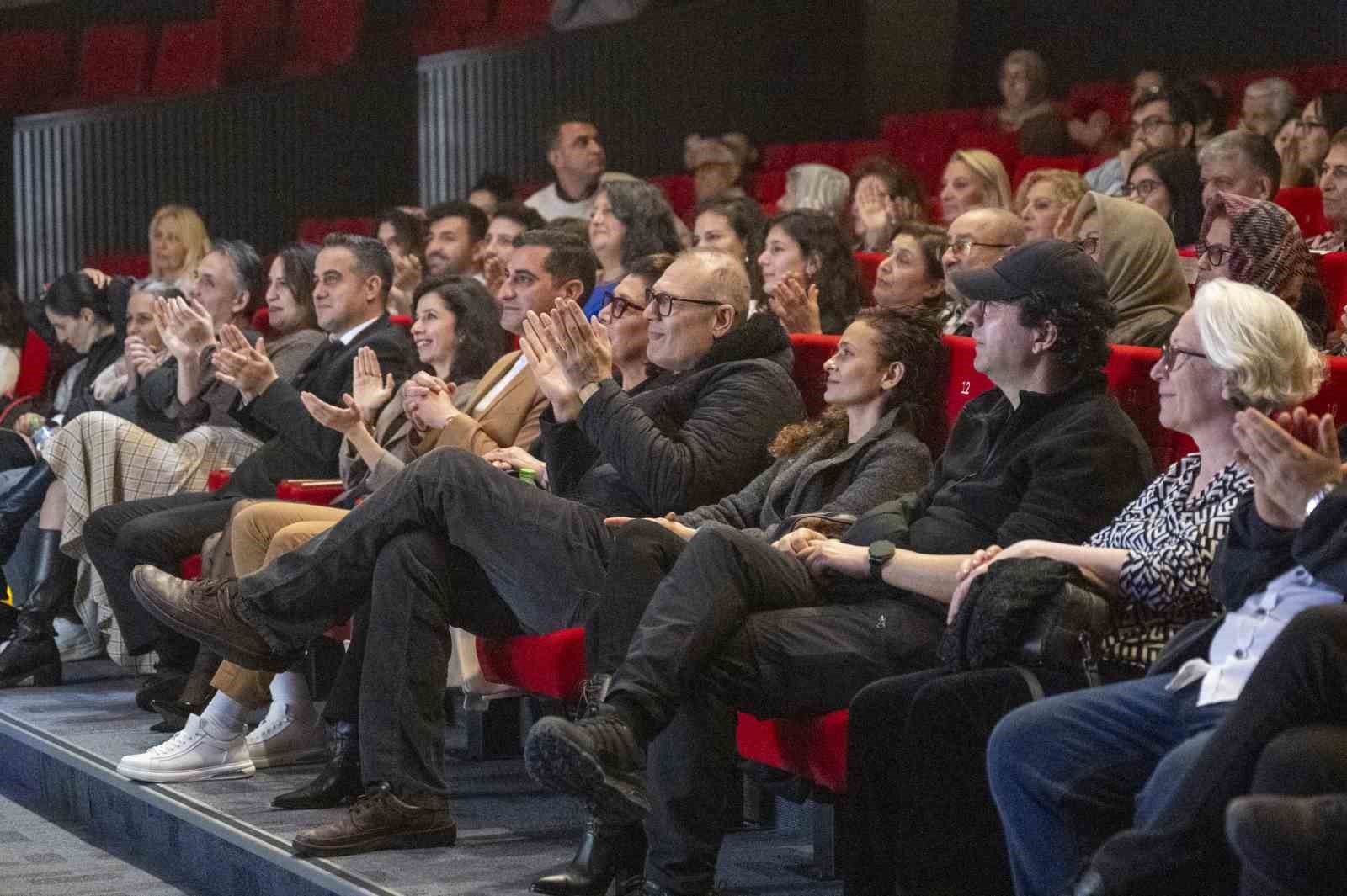 Mersin’de tiyatro şöleni ‘Eyvah Nadir’ ile sona erdi
