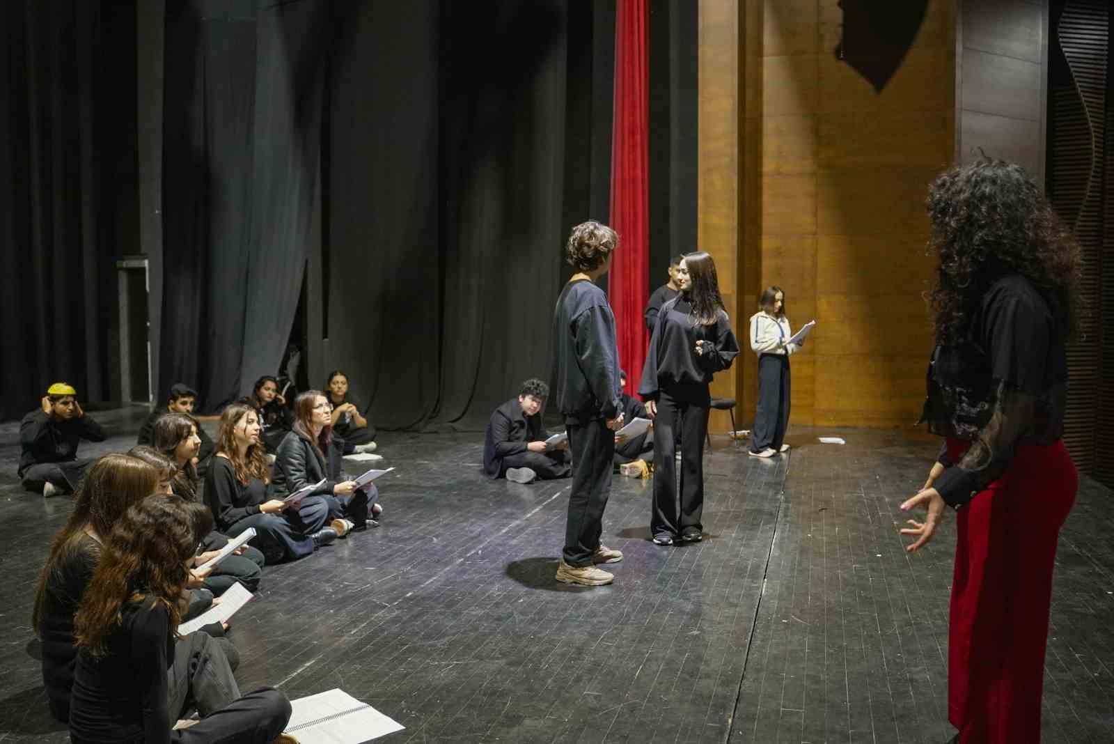 Mersin’de tiyatroya ilgi artıyor, kurslar yoğun katılımla sürüyor
