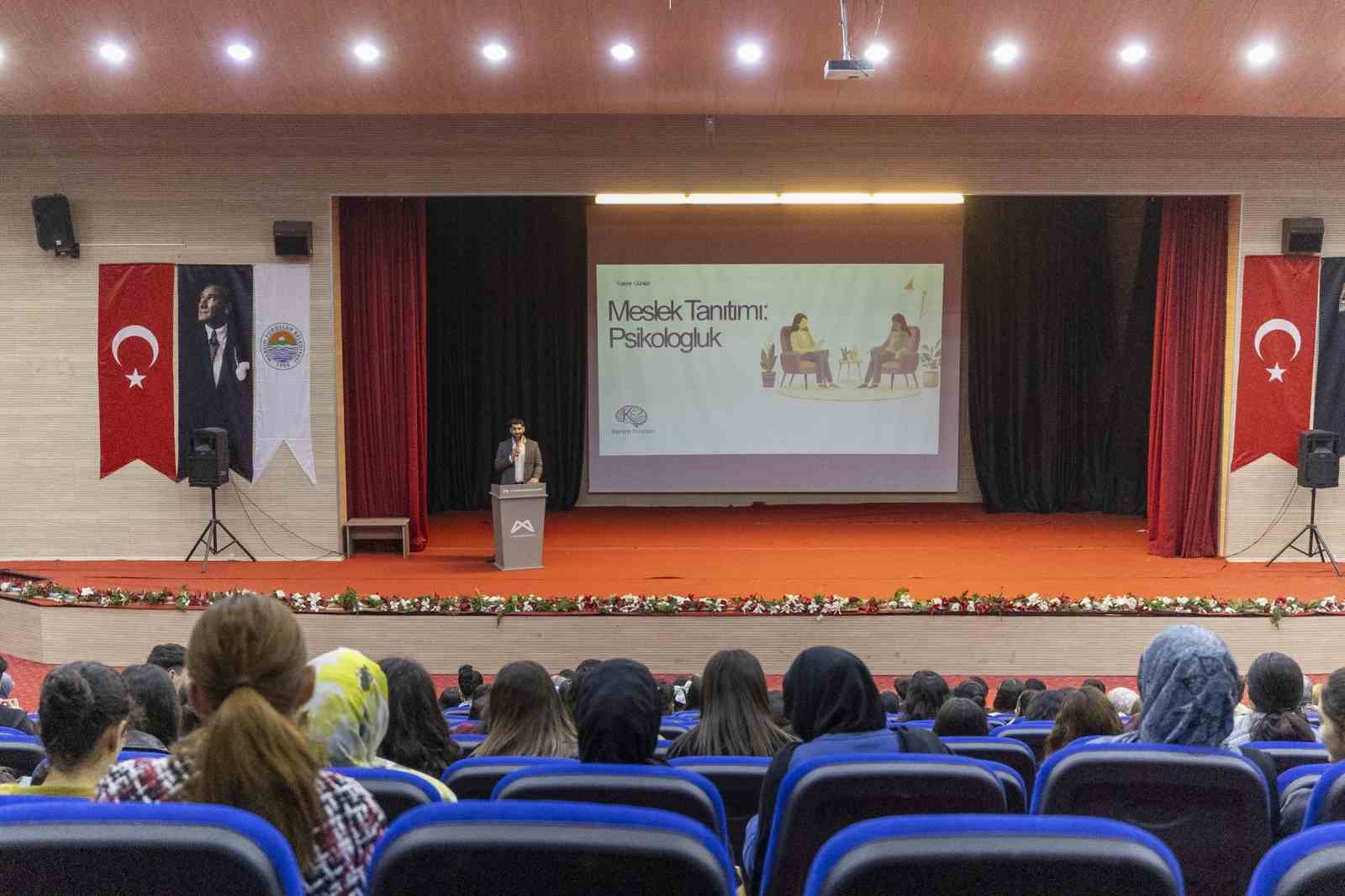 Mersin’de üniversite adaylarına meslek tanıtım semineri
Mersin’de üniversite adaylarına meslek tanıtım semineri