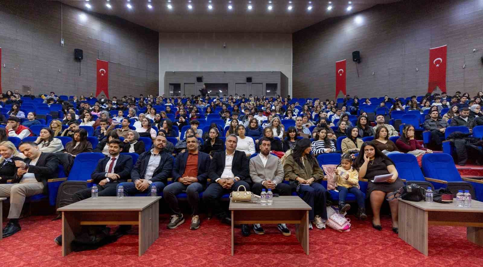 Mersin’de üniversite adaylarına meslek tanıtım semineri
Mersin’de üniversite adaylarına meslek tanıtım semineri