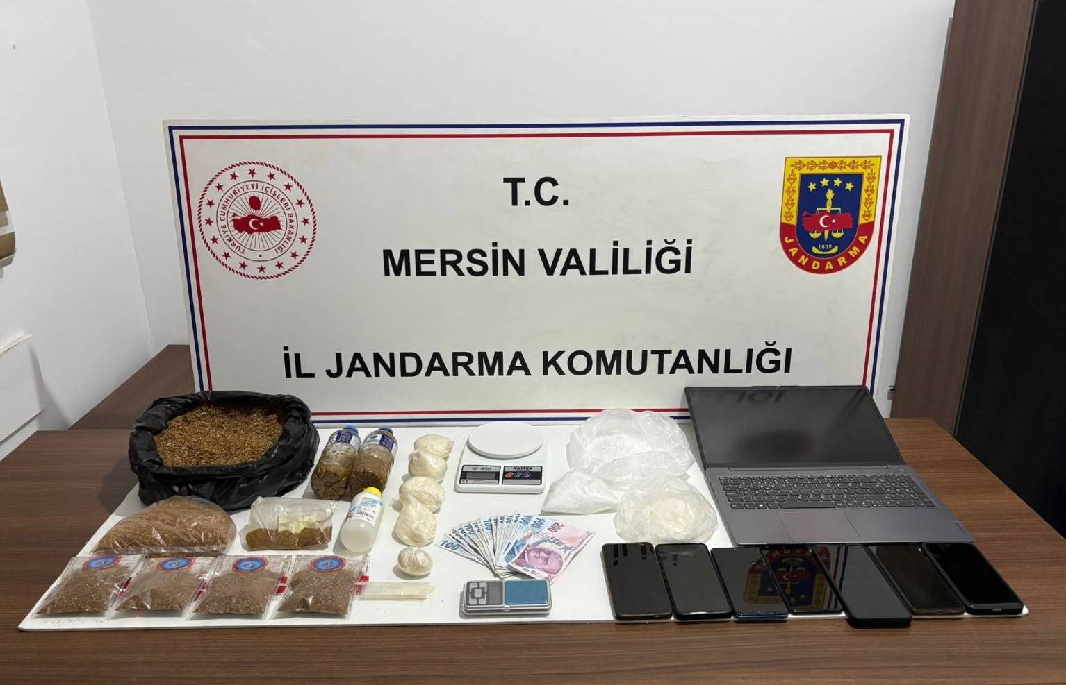 Mersin’de uyuşturucu ticareti yapan 4 şüpheli tutuklandı
