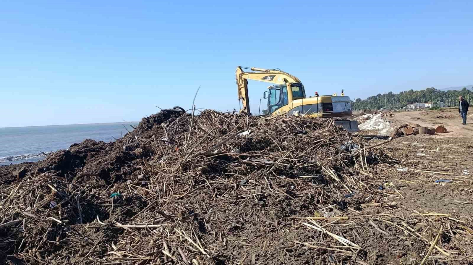 Mersin’de yağıştan etkilenen bölgelerde onarım çalışması sürüyor
Mersin’de yağıştan etkilenen bölgelerde onarım çalışması sürüyor