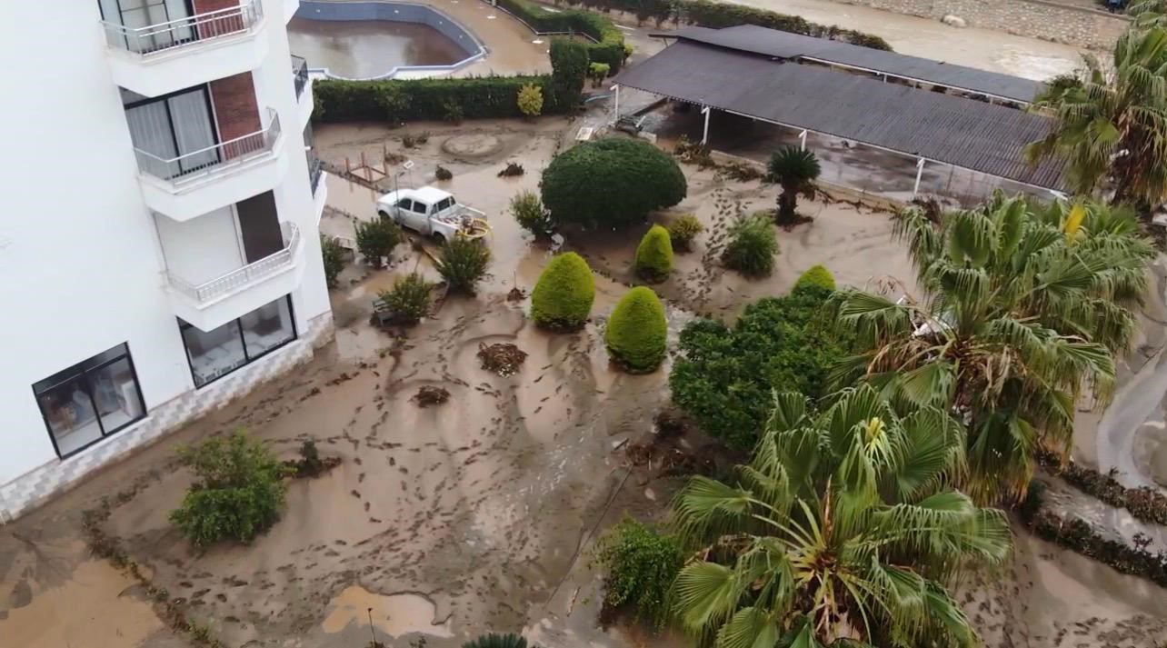 Mersin’de yıkılan köprü ve su basan sitelerin son durumu dronla görüntülendi
