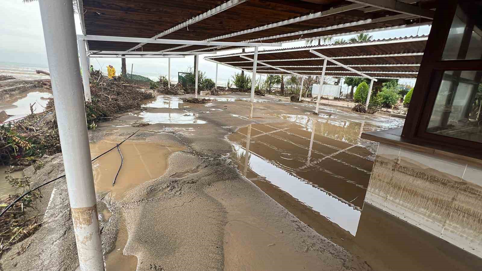 Mersin’de yıkılan köprü ve su basan sitelerin son durumu dronla görüntülendi
