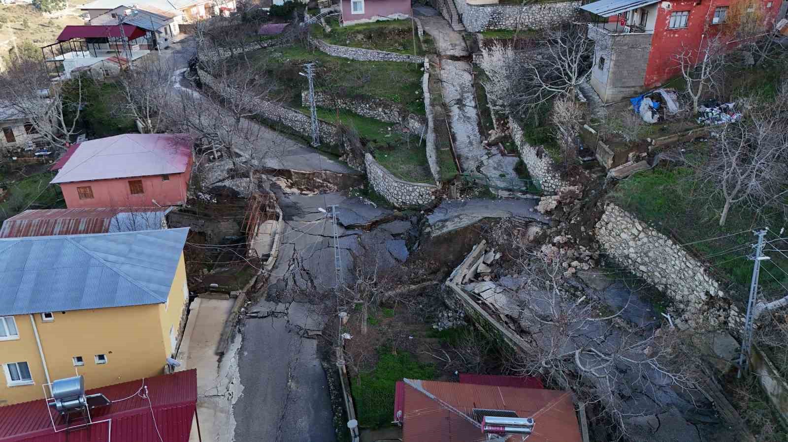 Mersin’deki heyelan bölgesi havadan görüntülendi
Mersin’deki heyelan bölgesi havadan görüntülendi