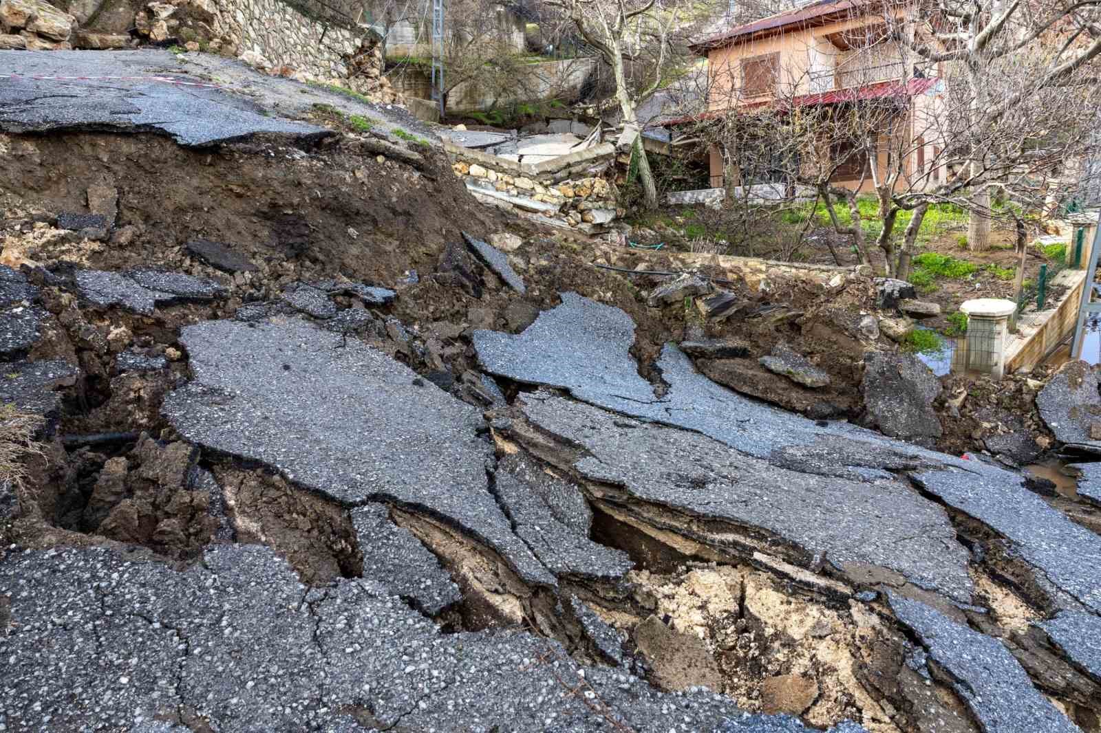 Mersin’deki heyelan bölgesi havadan görüntülendi
Mersin’deki heyelan bölgesi havadan görüntülendi