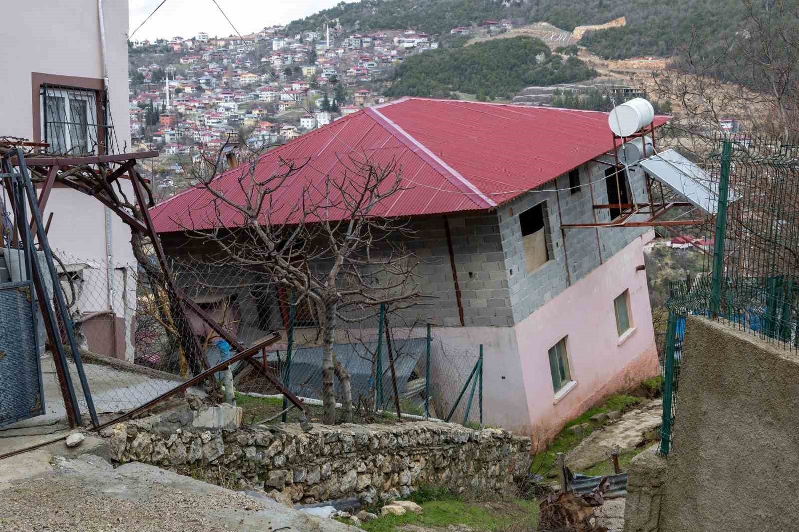 Mersin’deki heyelan bölgesi havadan görüntülendi
Mersin’deki heyelan bölgesi havadan görüntülendi