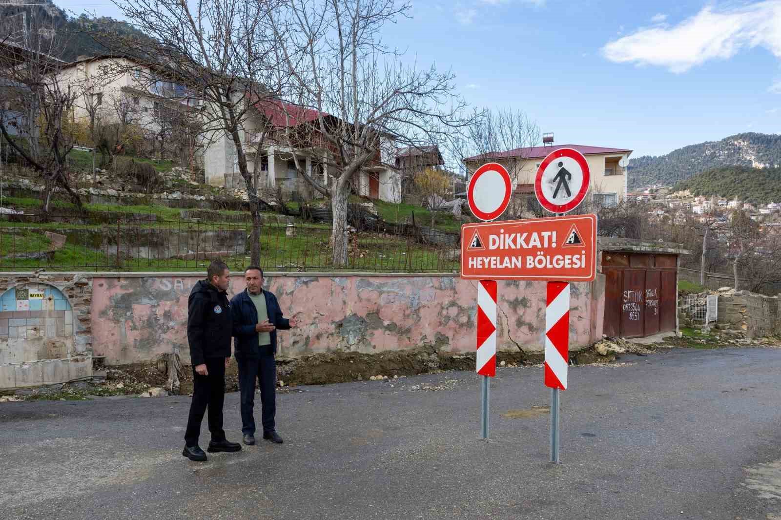 Mersin’deki heyelan bölgesi havadan görüntülendi
Mersin’deki heyelan bölgesi havadan görüntülendi