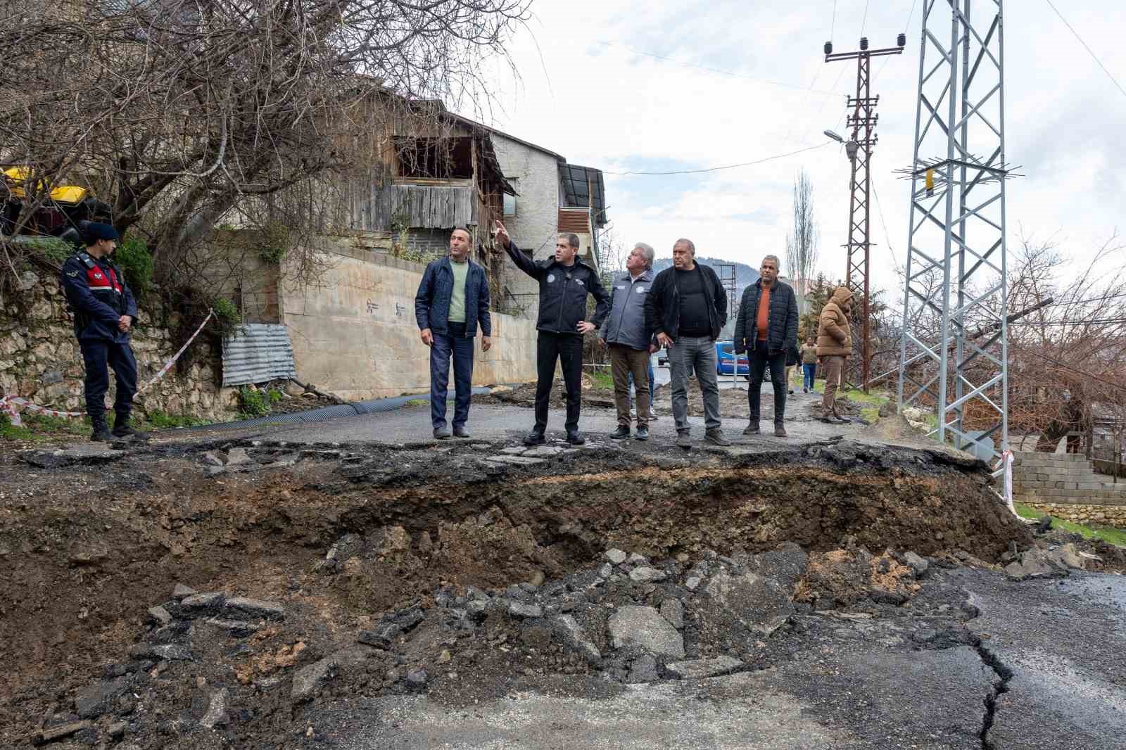 Mersin’deki heyelan bölgesi havadan görüntülendi
Mersin’deki heyelan bölgesi havadan görüntülendi