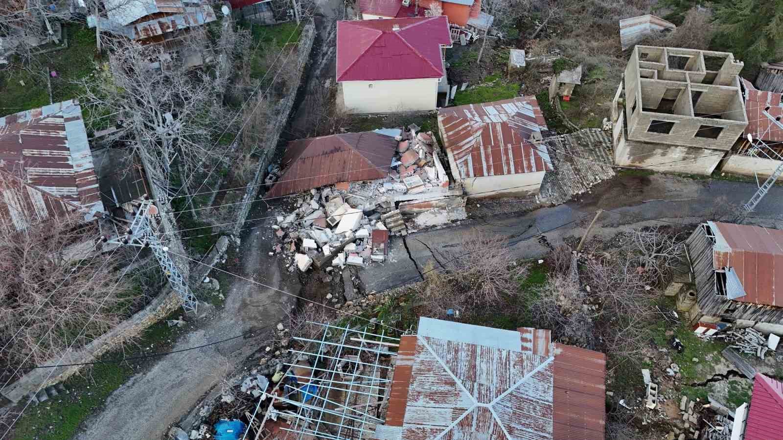 Mersin’deki heyelan bölgesi havadan görüntülendi
Mersin’deki heyelan bölgesi havadan görüntülendi