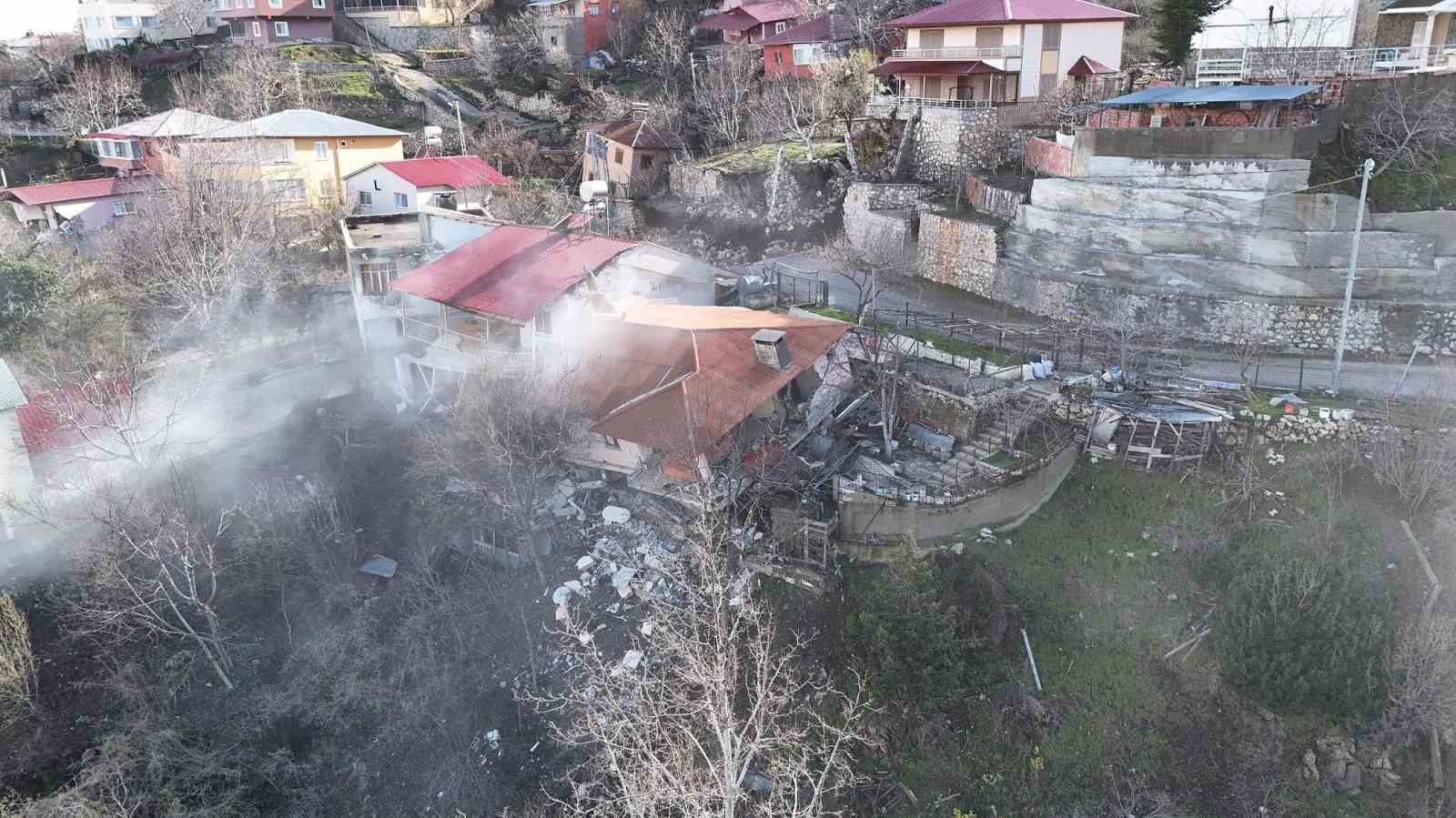 Mersin’deki heyelan bölgesi havadan görüntülendi
Mersin’deki heyelan bölgesi havadan görüntülendi