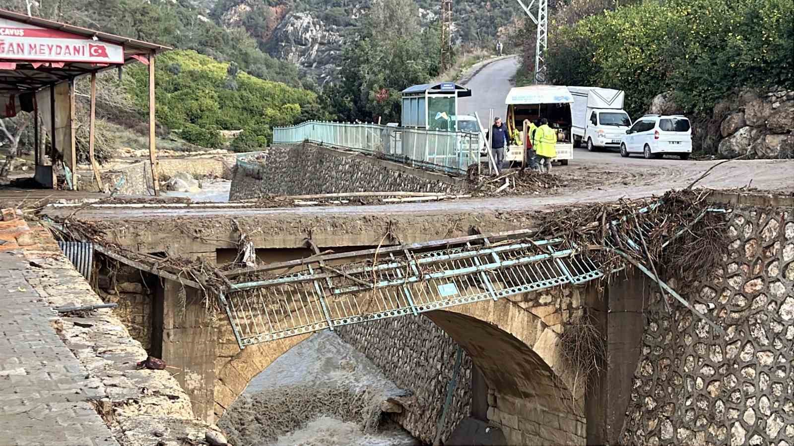 Mersin’deki sel felaketinin boyutu gün geçtikçe büyüyor
Mersin’deki sel felaketinin boyutu gün geçtikçe büyüyor
