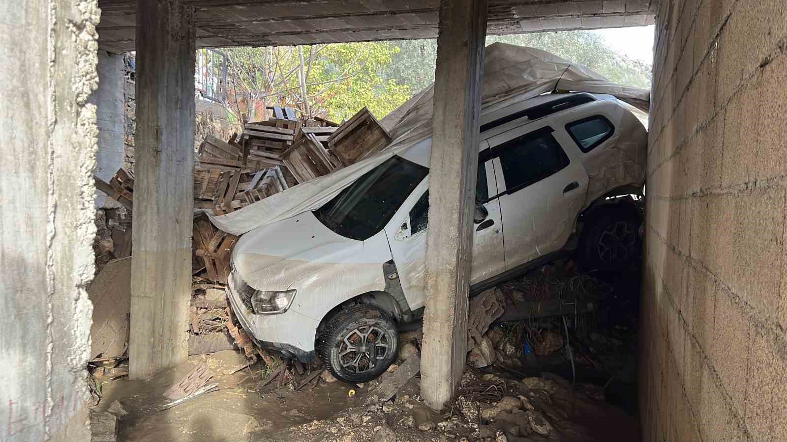 Mersin’deki sel felaketinin boyutu gün geçtikçe büyüyor
Mersin’deki sel felaketinin boyutu gün geçtikçe büyüyor