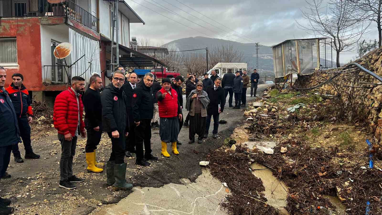 Mersin’deki selden geriye bu görüntüler kaldı: 51 ev ve işyeri zarar gördü, 12 kişi kurtarıldı
