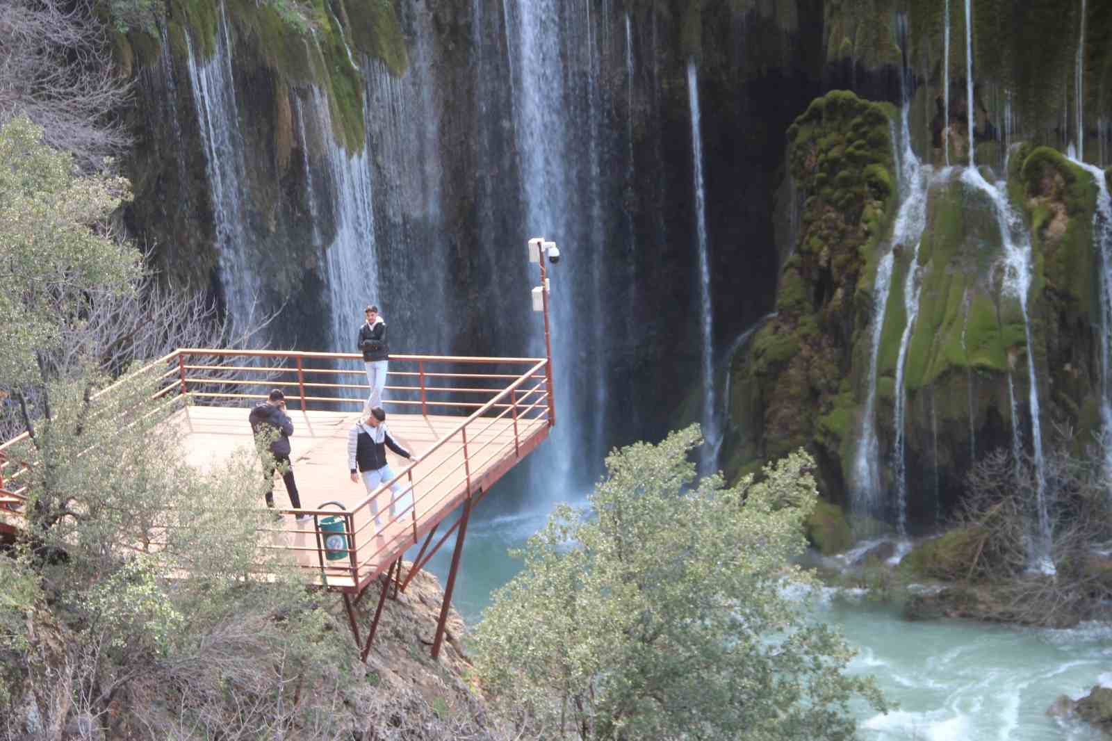 Mersin’in saklı cenneti Yerköprü Şelalesi ziyaretçileri hayran bırakıyor
Mersin’in saklı cenneti Yerköprü Şelalesi ziyaretçileri hayran bırakıyor