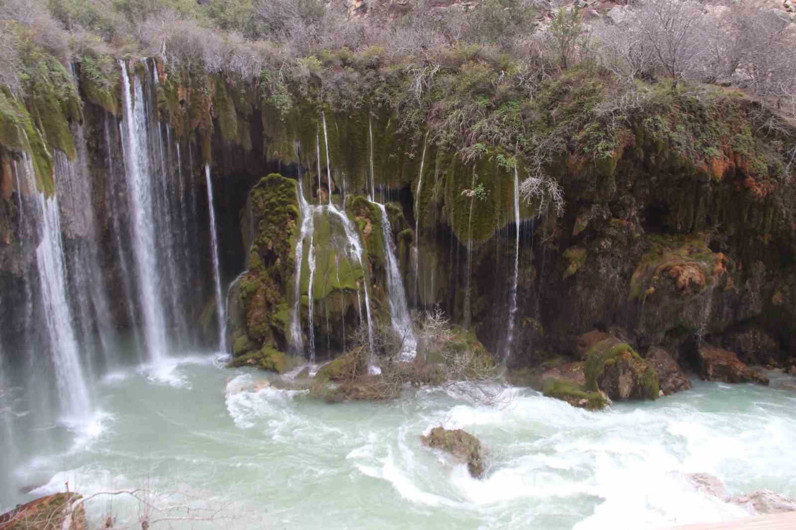 Mersin’in saklı cenneti Yerköprü Şelalesi ziyaretçileri hayran bırakıyor
Mersin’in saklı cenneti Yerköprü Şelalesi ziyaretçileri hayran bırakıyor