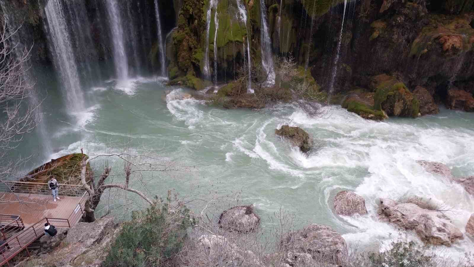 Mersin’in saklı cenneti Yerköprü Şelalesi ziyaretçileri hayran bırakıyor
Mersin’in saklı cenneti Yerköprü Şelalesi ziyaretçileri hayran bırakıyor
