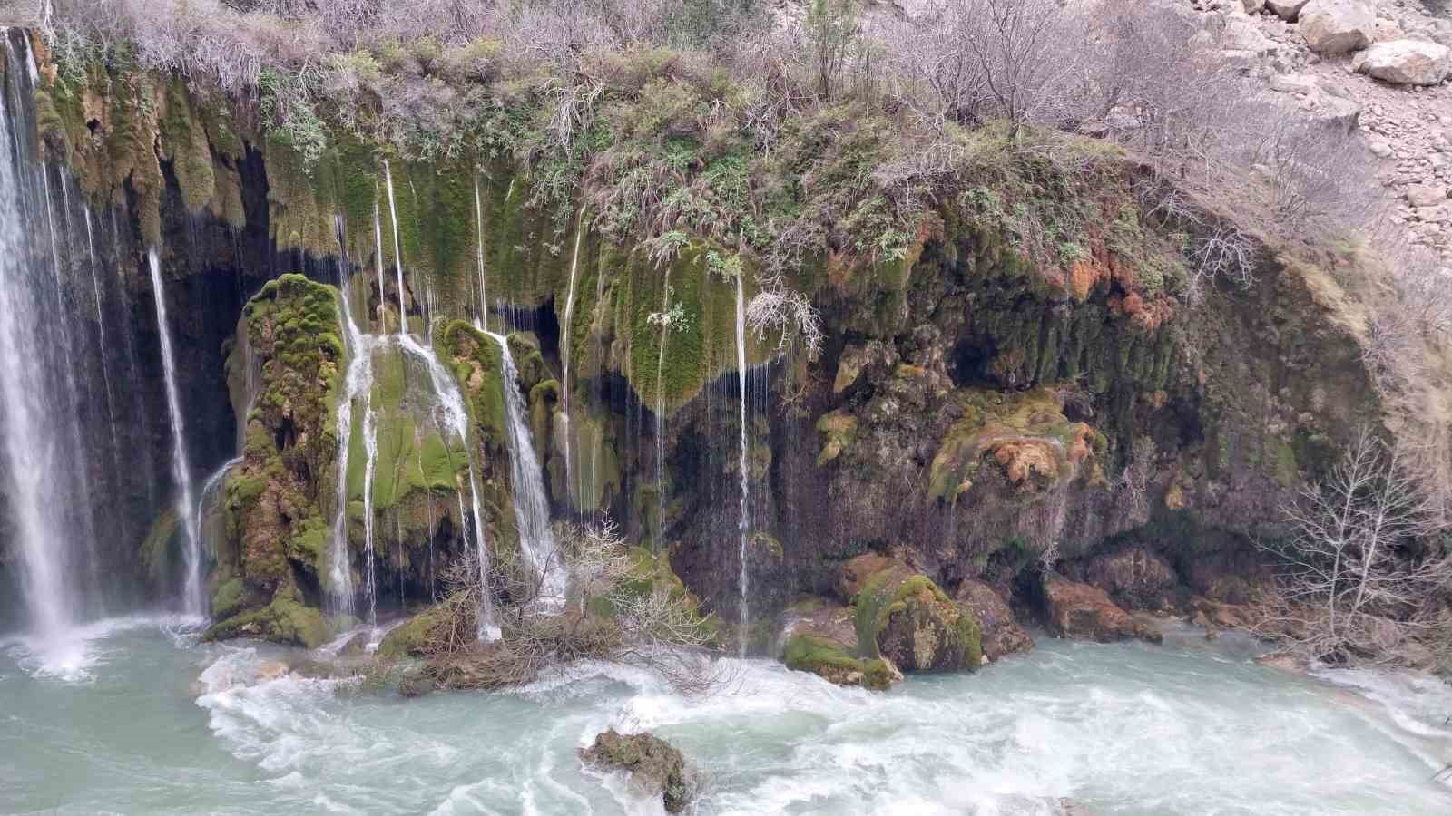 Mersin’in saklı cenneti Yerköprü Şelalesi ziyaretçileri hayran bırakıyor
Mersin’in saklı cenneti Yerköprü Şelalesi ziyaretçileri hayran bırakıyor
