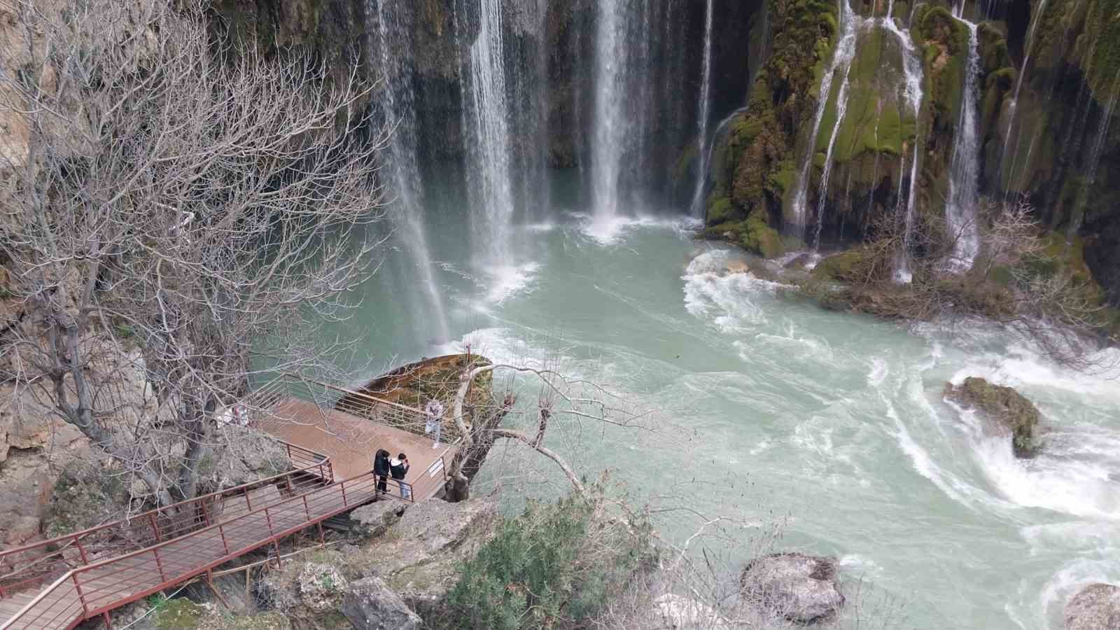 Mersin’in saklı cenneti Yerköprü Şelalesi ziyaretçileri hayran bırakıyor
Mersin’in saklı cenneti Yerköprü Şelalesi ziyaretçileri hayran bırakıyor