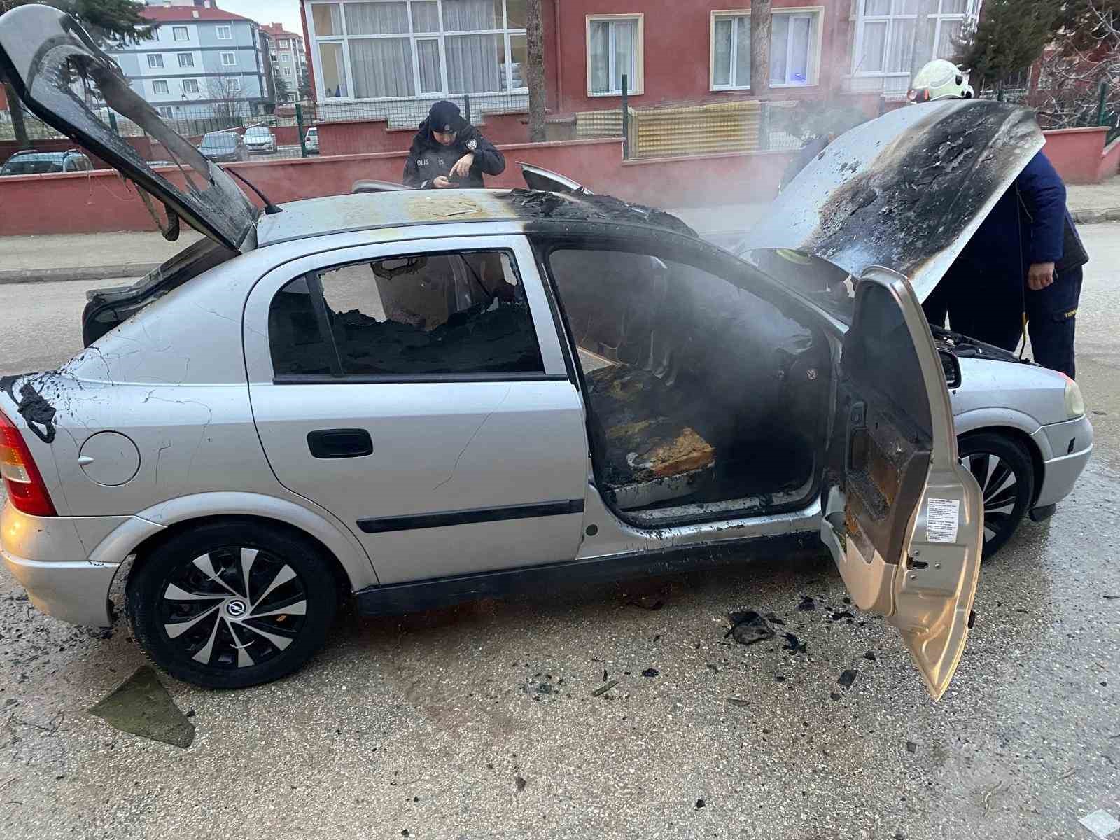 Merzifon’da yanan otomobil kullanılmaz hale geldi
