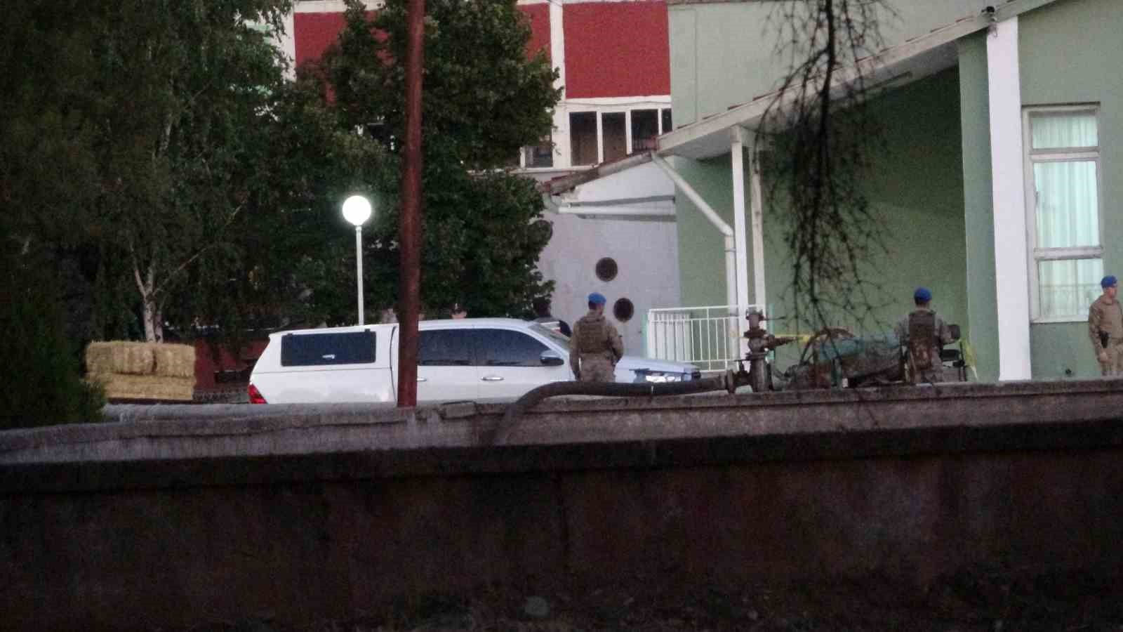 Mesai arkadaşlarını silahla yaralayan özel güvenlik görevlisi hakim karşısına çıktı
Mesai arkadaşlarını silahla yaralayan özel güvenlik görevlisi hakim karşısına çıktı