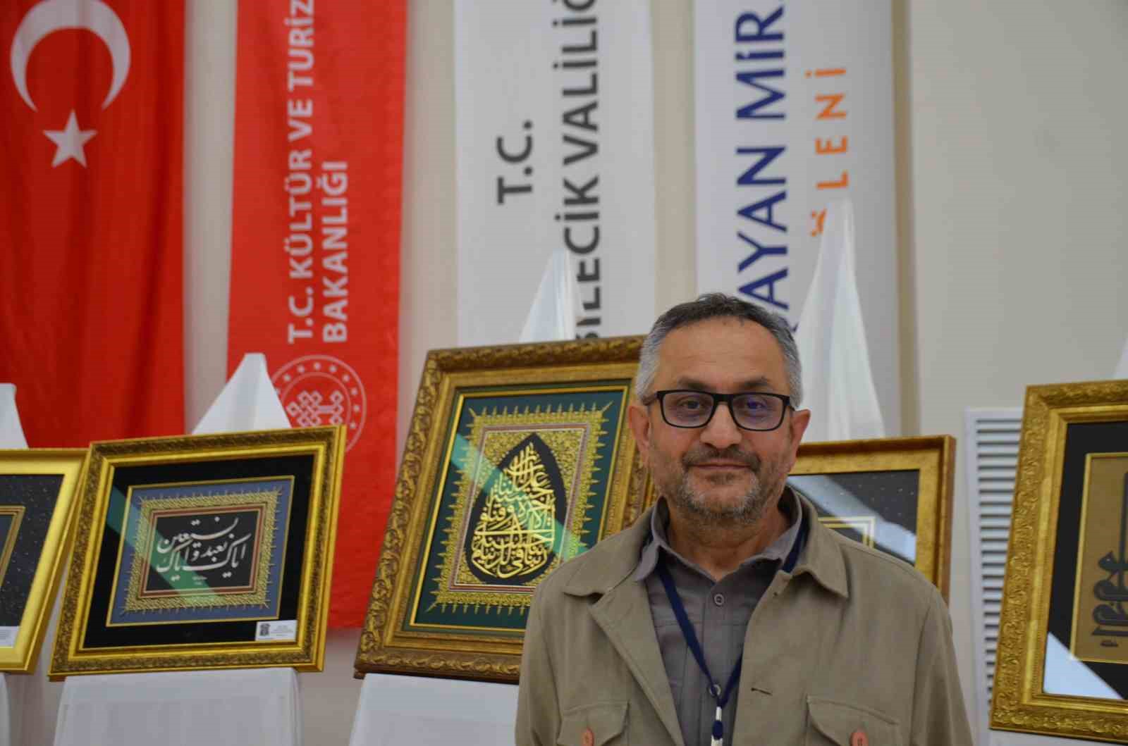 Mesai saatleri haricinde naht sanatını icra ederek, cami ve türbelere hat tabloları yapıyor
