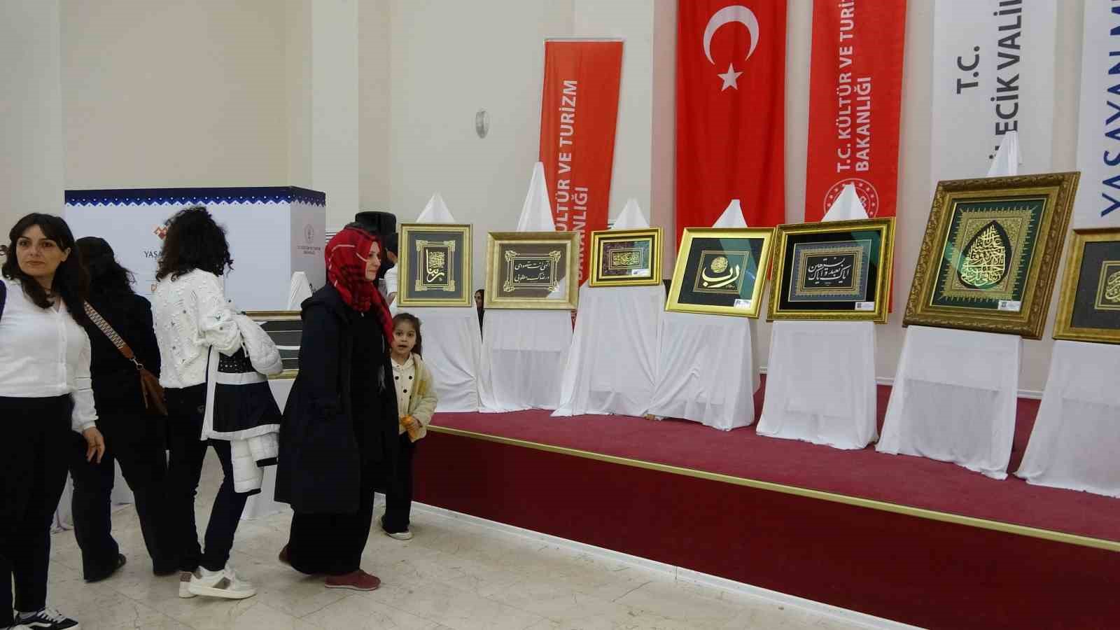 Mesai saatleri haricinde naht sanatını icra ederek, cami ve türbelere hat tabloları yapıyor
