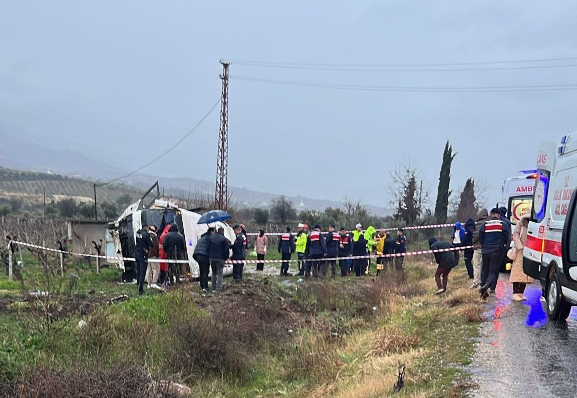 Mesaiye giden memurlar üzüm bağına uçtu; 25 yaralı
Mesaiye giden memurlar üzüm bağına uçtu; 25 yaralı