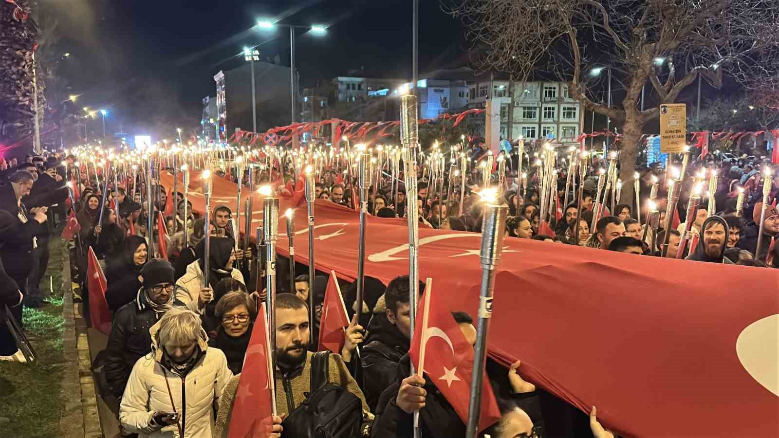 Meşaleler Çanakkale şehitleri için yandı
