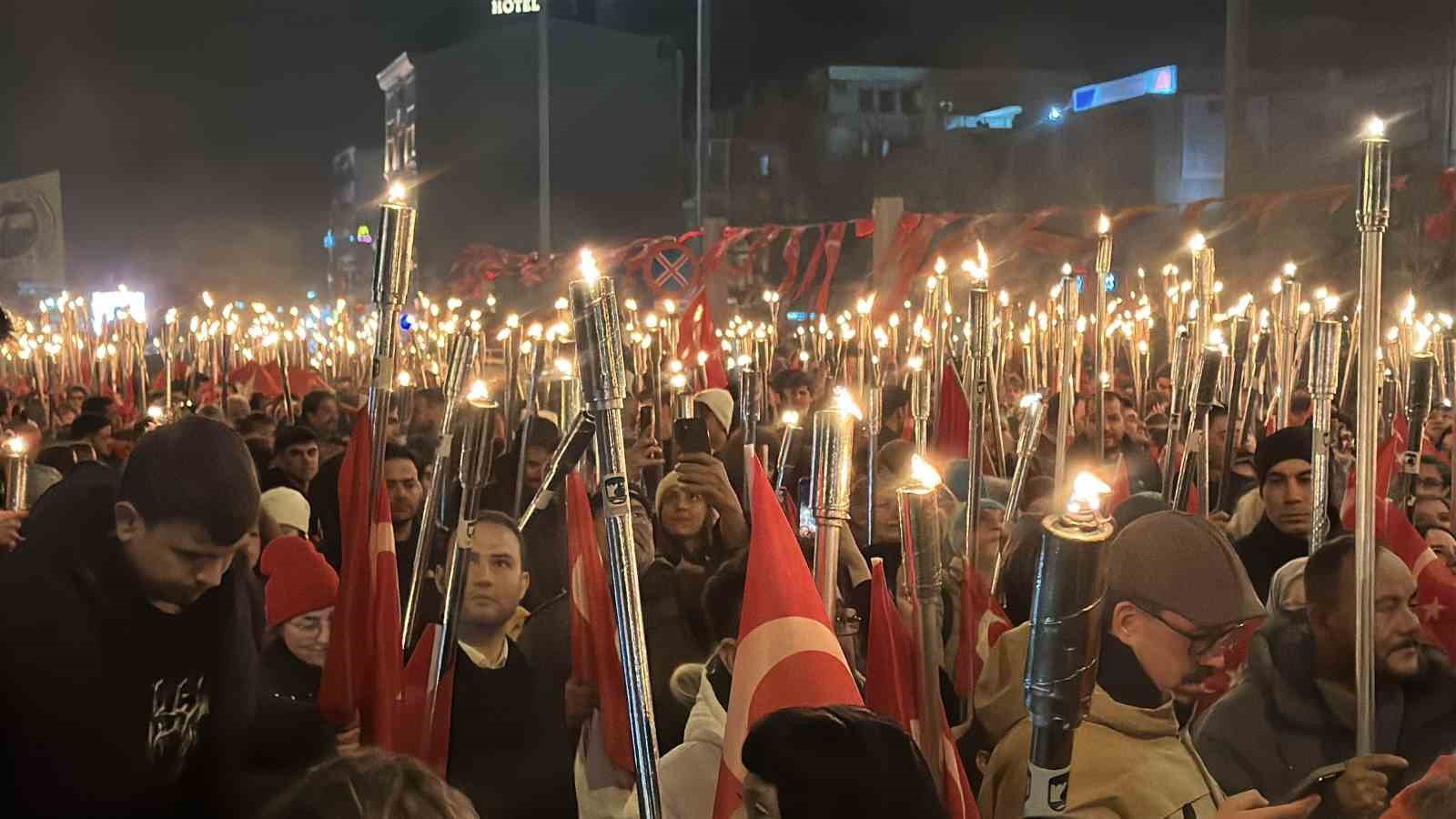 Meşaleler Çanakkale şehitleri için yandı
