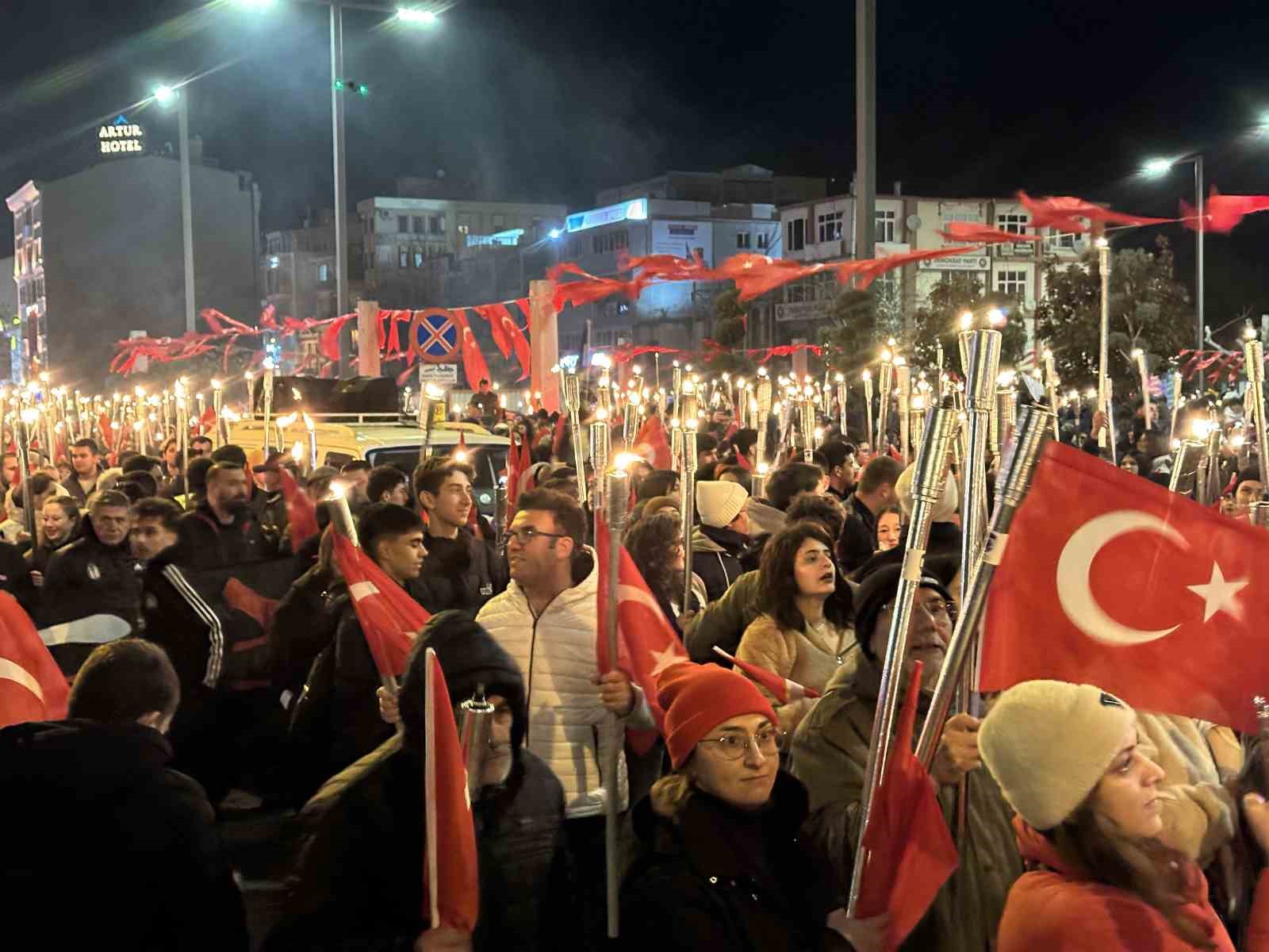 Meşaleler Çanakkale şehitleri için yandı

