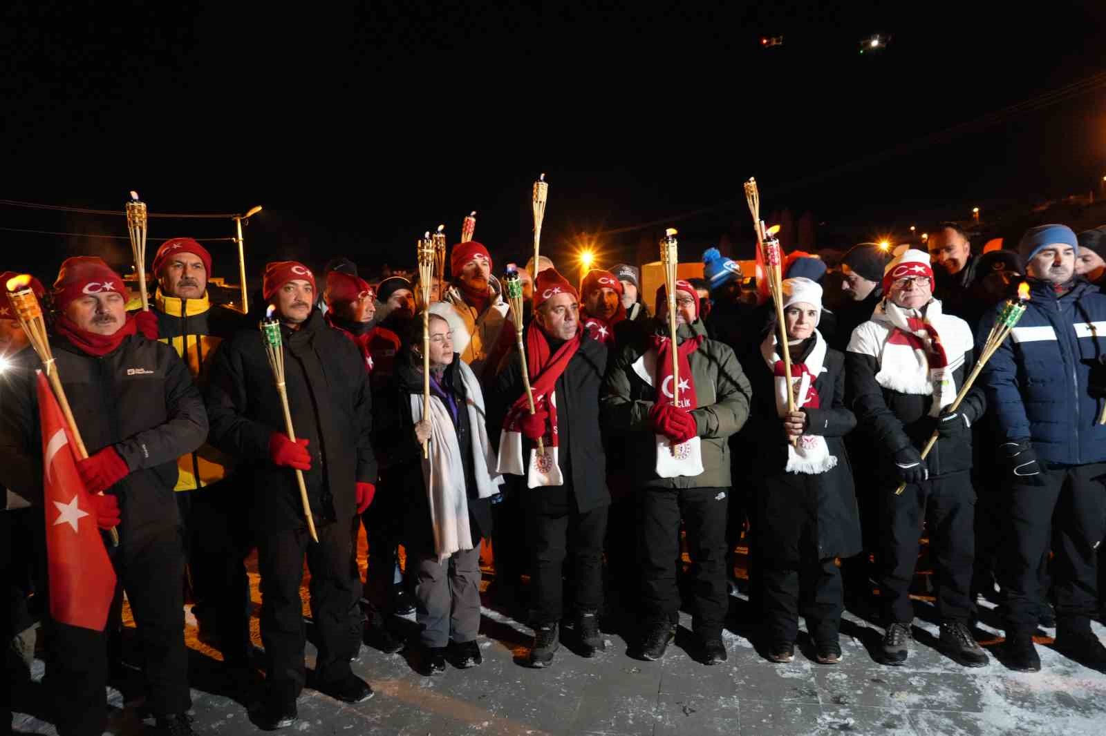 Meşalelerle şehitler için geceyi aydınlattılar
