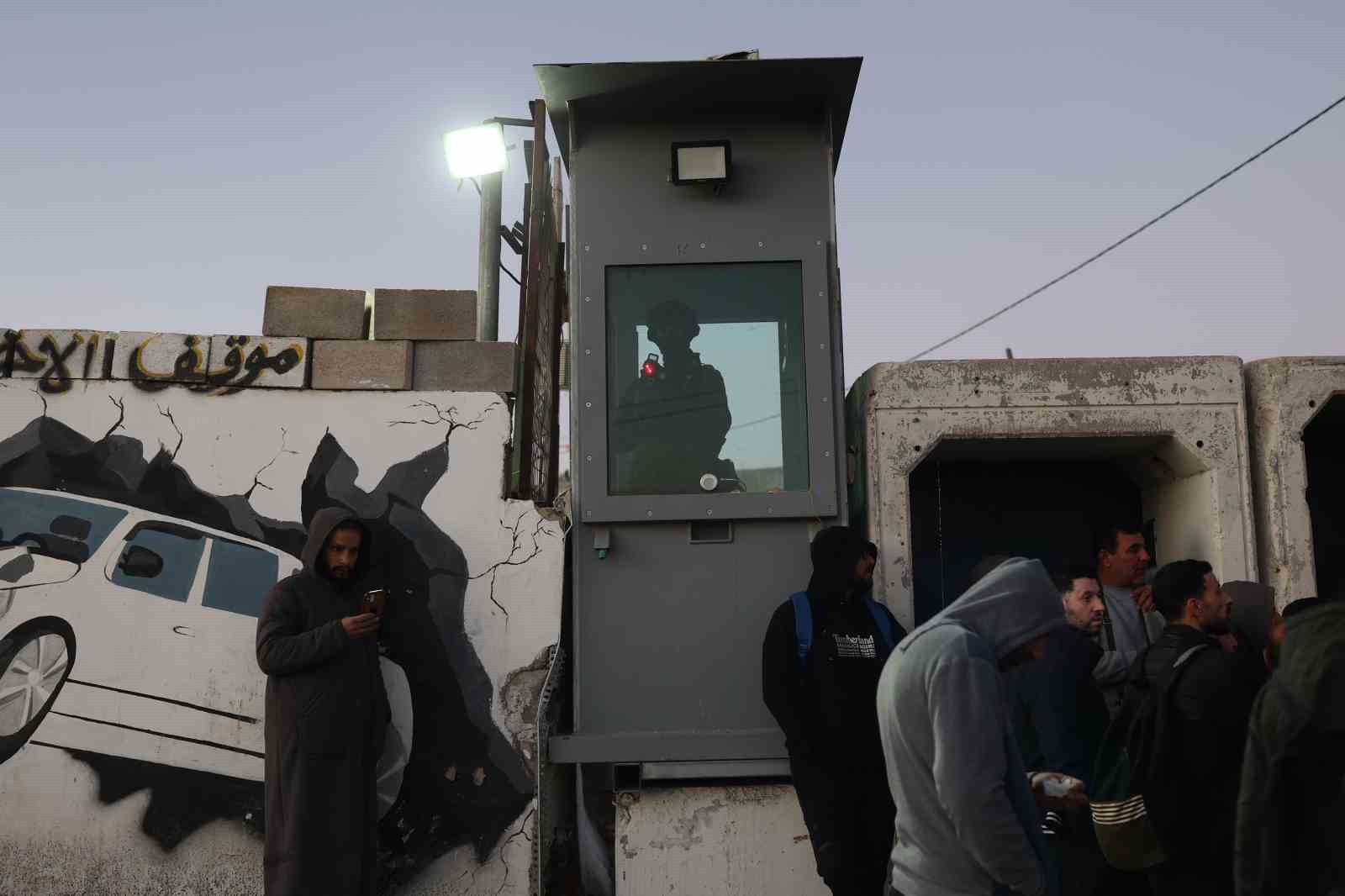 Mescid-i Aksa’da 80 bin kişi Ramazanın ilk cuma namazını kıldı
