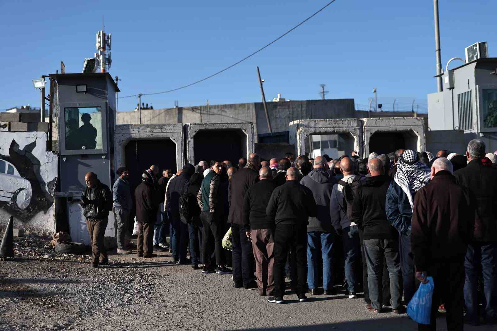 Mescid-i Aksa’da 80 bin kişi Ramazanın ilk cuma namazını kıldı
