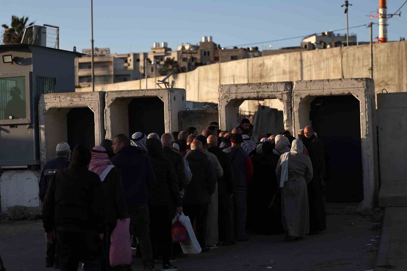 Mescid-i Aksa’da 80 bin kişi Ramazanın ilk cuma namazını kıldı
