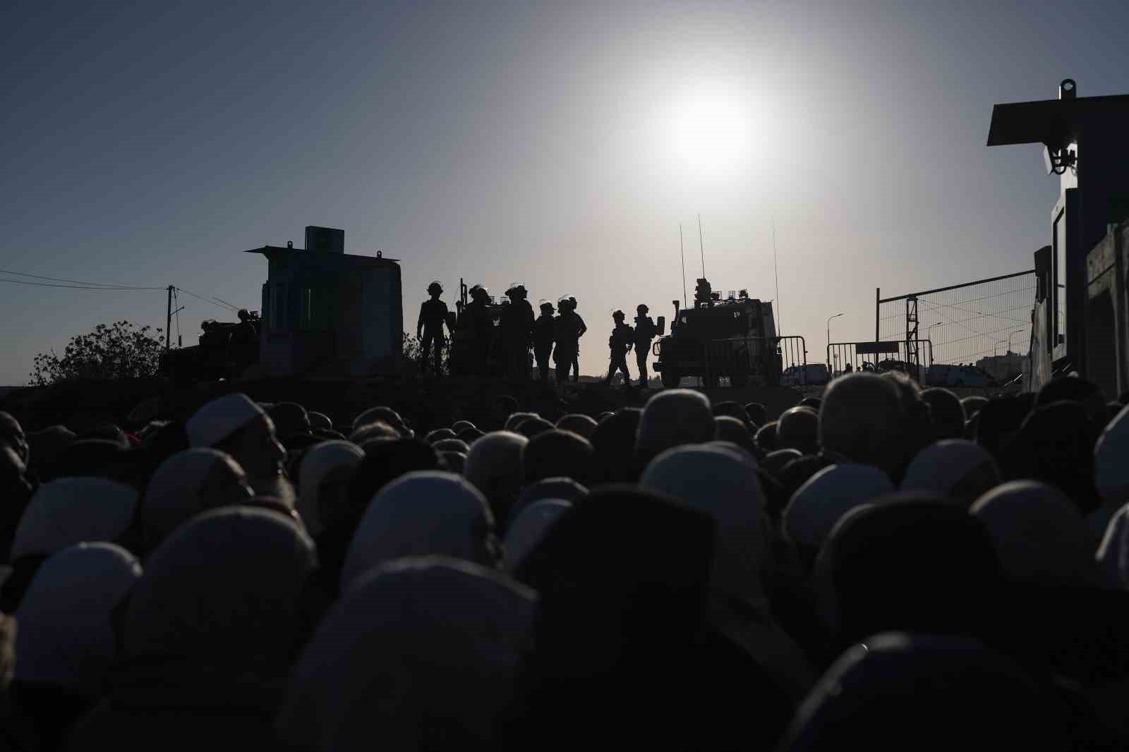 Mescid-i Aksa’da 80 bin kişi Ramazanın ilk cuma namazını kıldı
