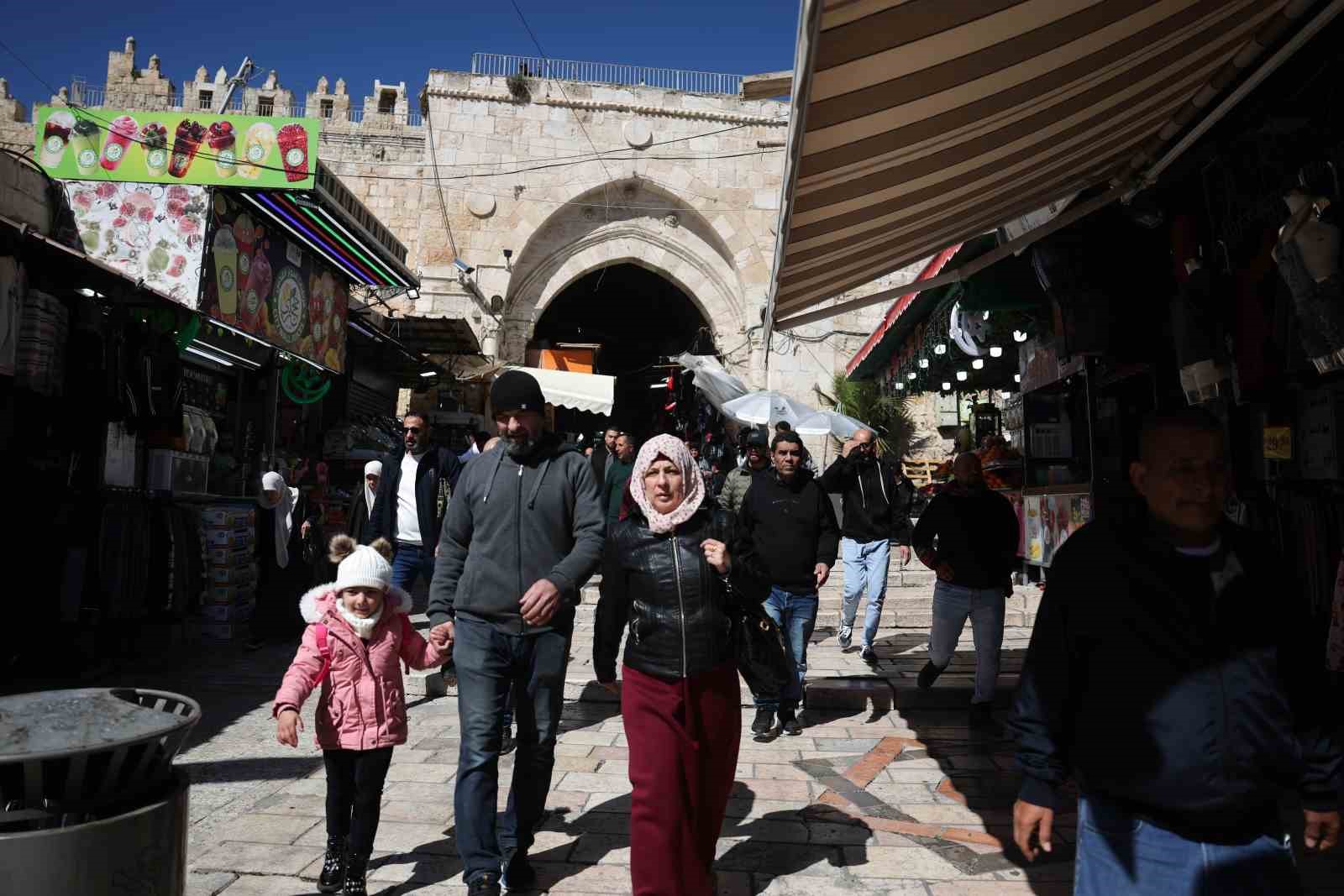 Mescid-i Aksa’da 80 bin kişi Ramazanın ilk cuma namazını kıldı
