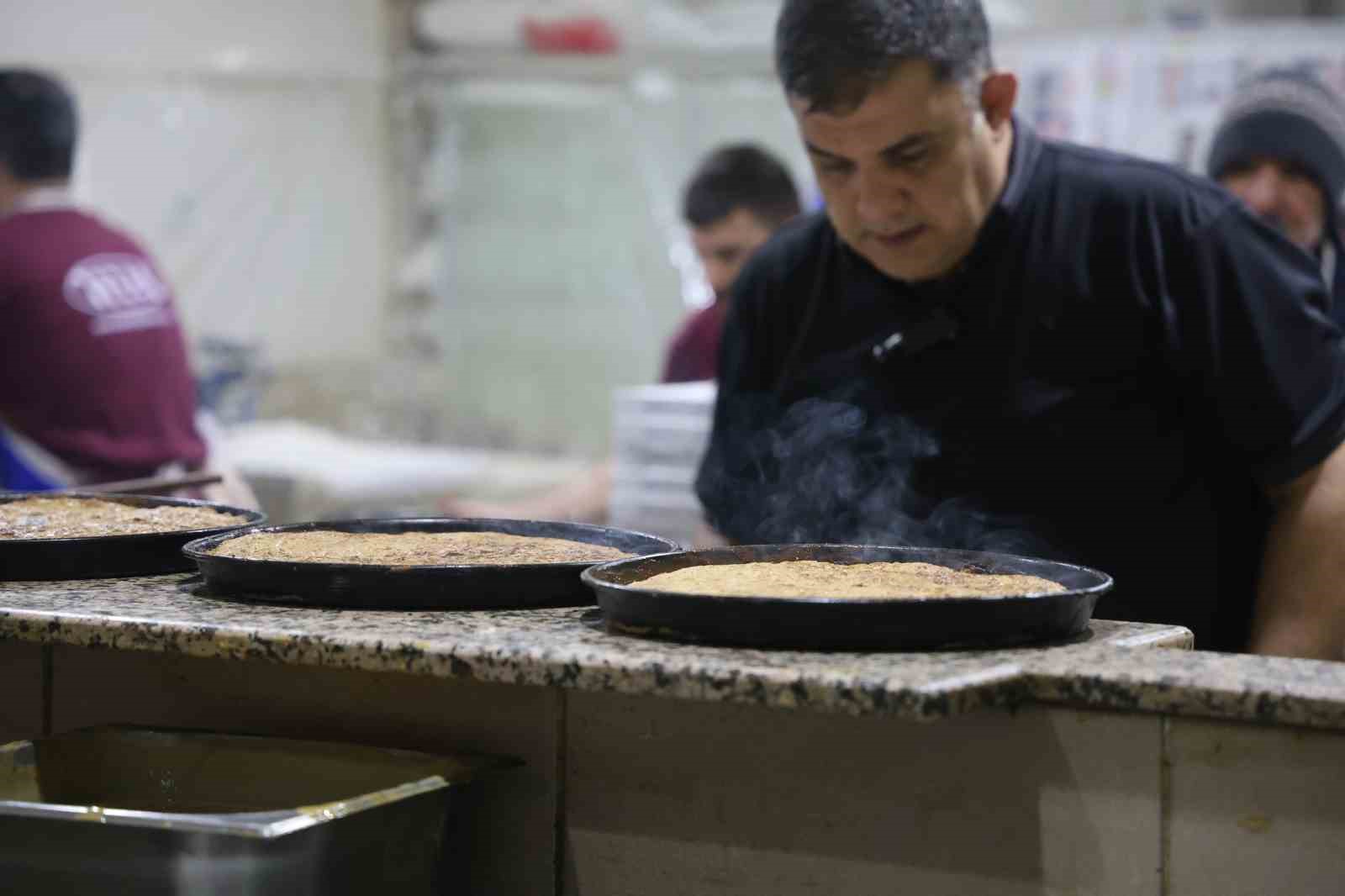 Meşe odunlu fırında vazgeçilmez lezzet: Tahinli pide
Meşe odunlu fırında vazgeçilmez lezzet: Tahinli pide