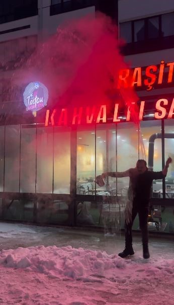 Meşhur tostçu, soğuk havada şov yapmak isterken kendini yaktı

