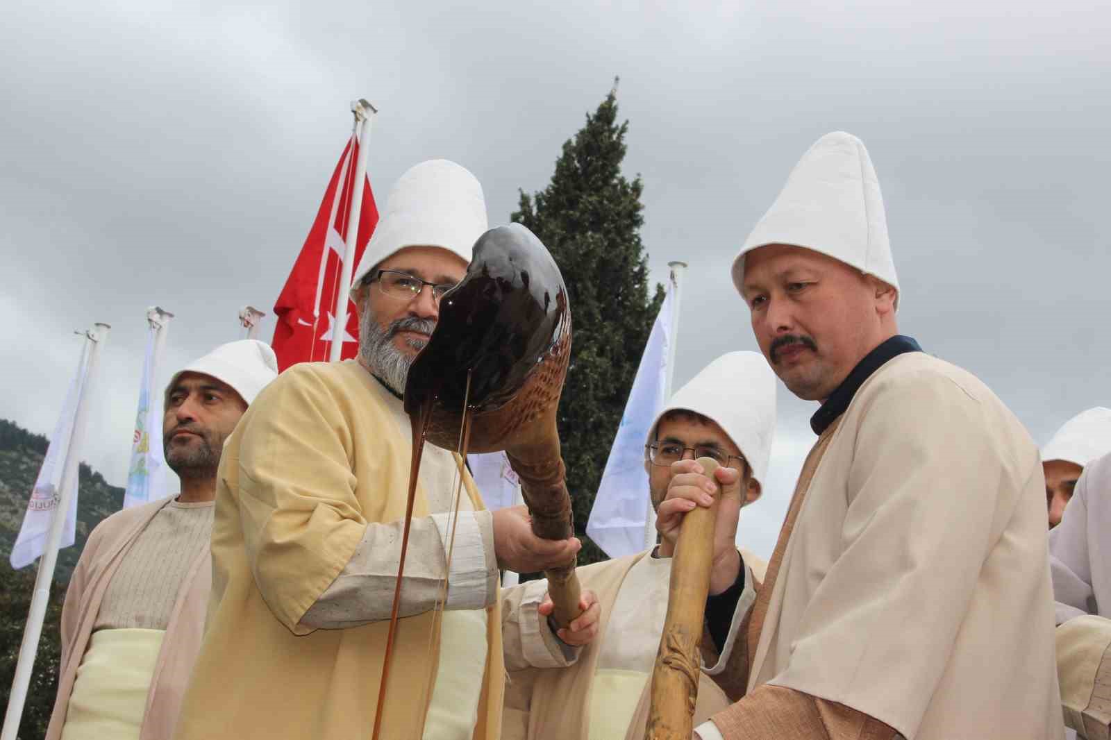 Mesir Macunundan alabilmek için kazanın içine girdiler
