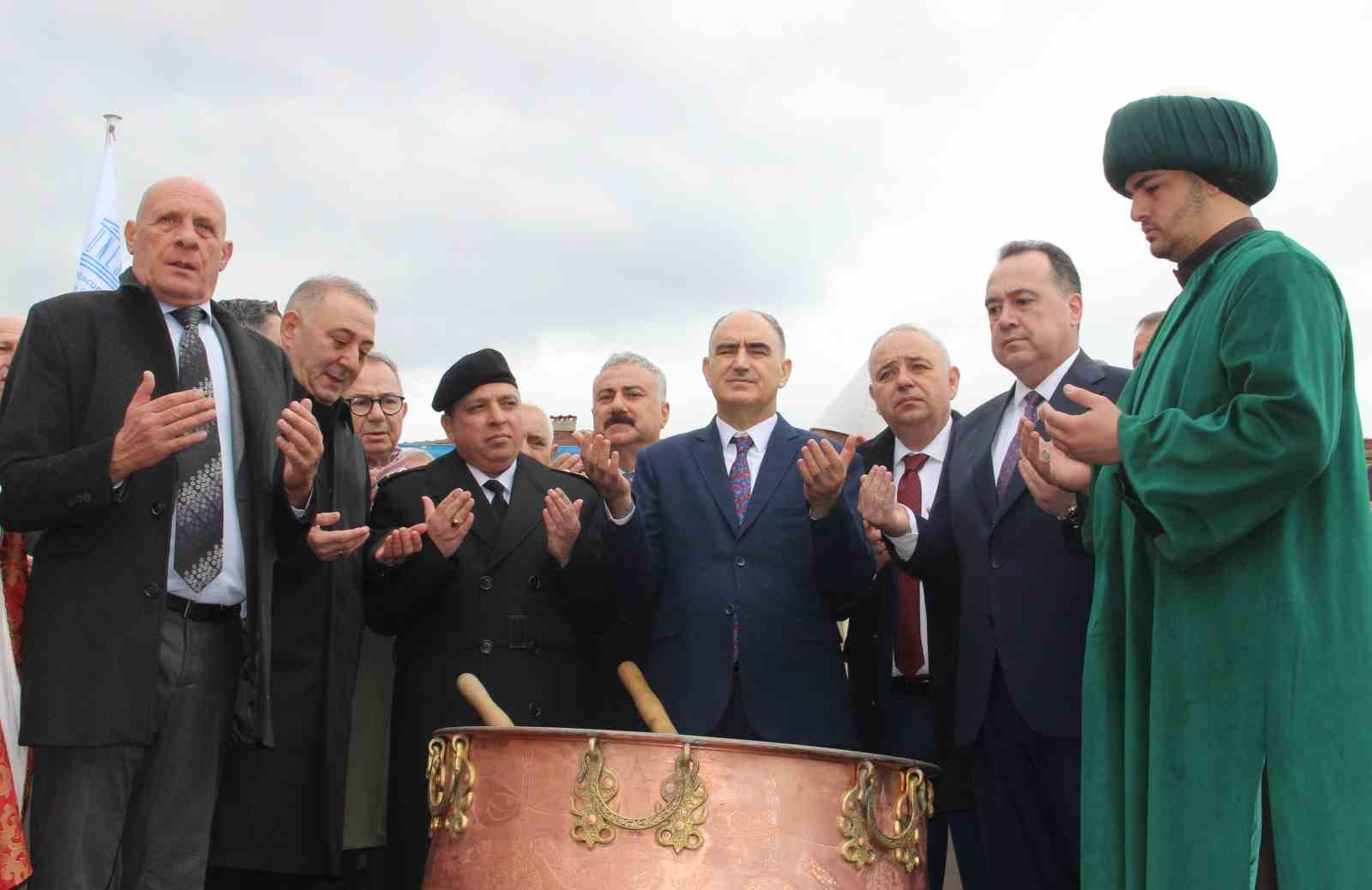 Mesir Macunundan alabilmek için kazanın içine girdiler
