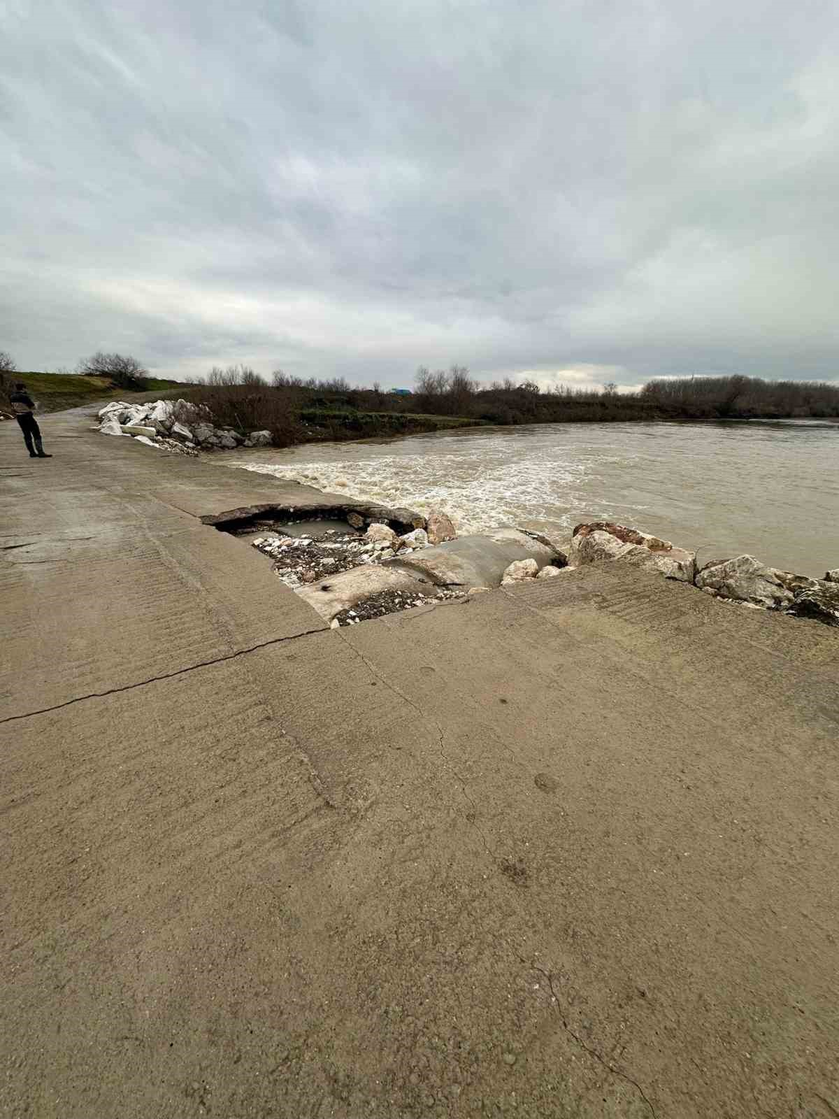 Mesire alanındaki hasarlı köprü tehlike saçıyor

